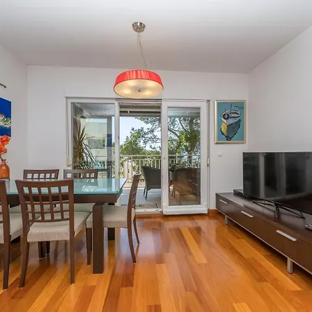 Irisa Art Apartment