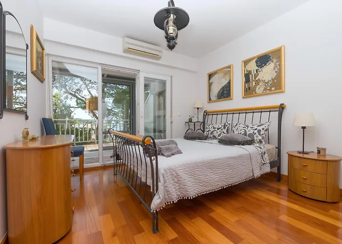 Irisa Art Apartment